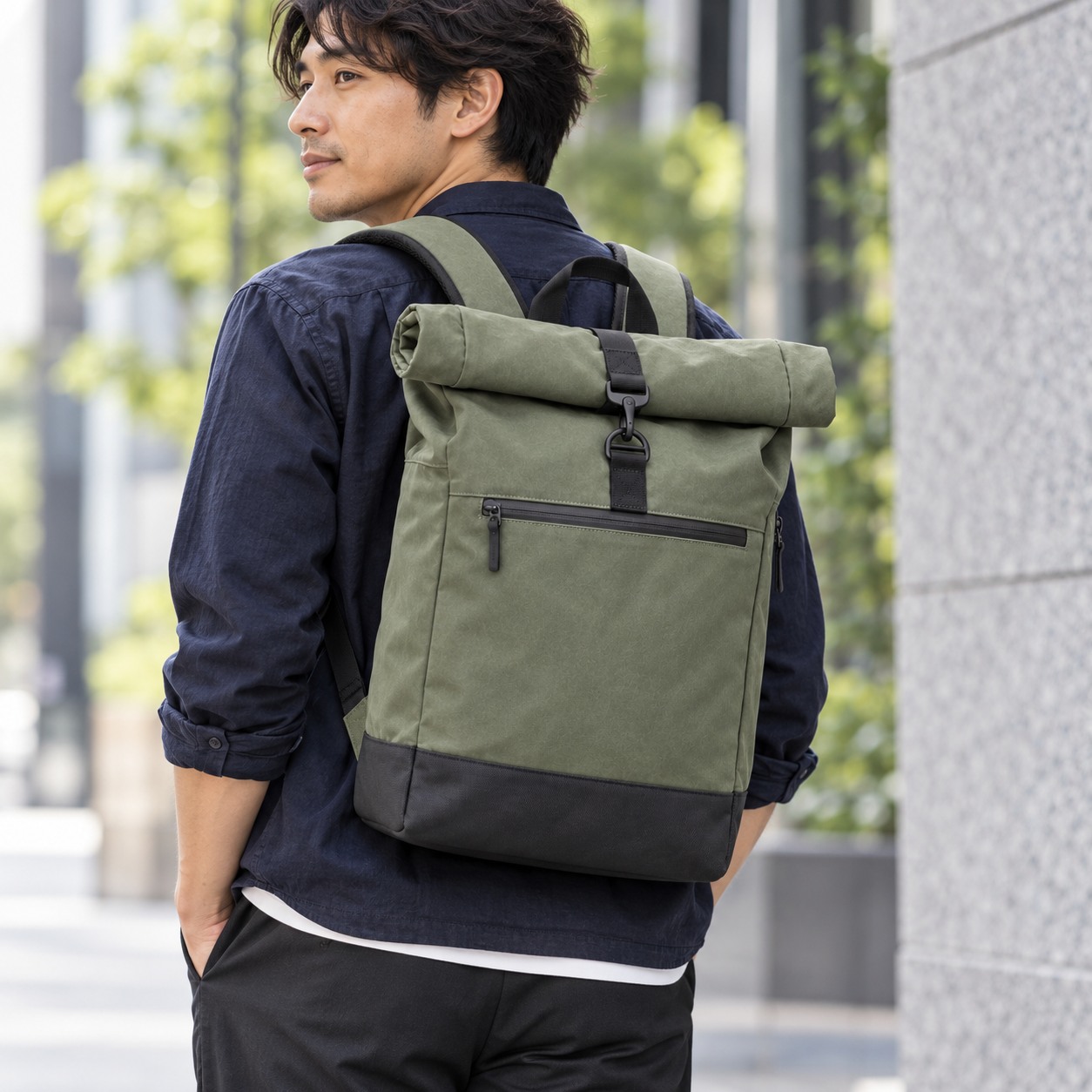 ロールトップ シティバックパック 着用イメージ