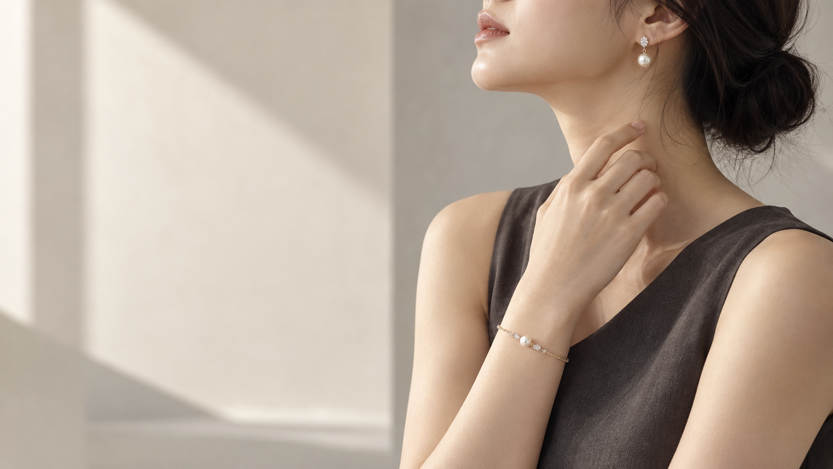 パールとクリスタルのアクセサリーを身につけた女性の横顔slide-accessories